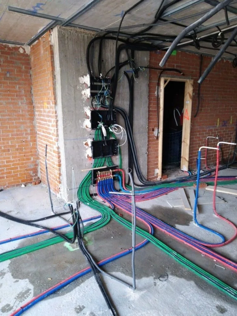 Instalación eléctrica en obra con canalizaciones y cableado