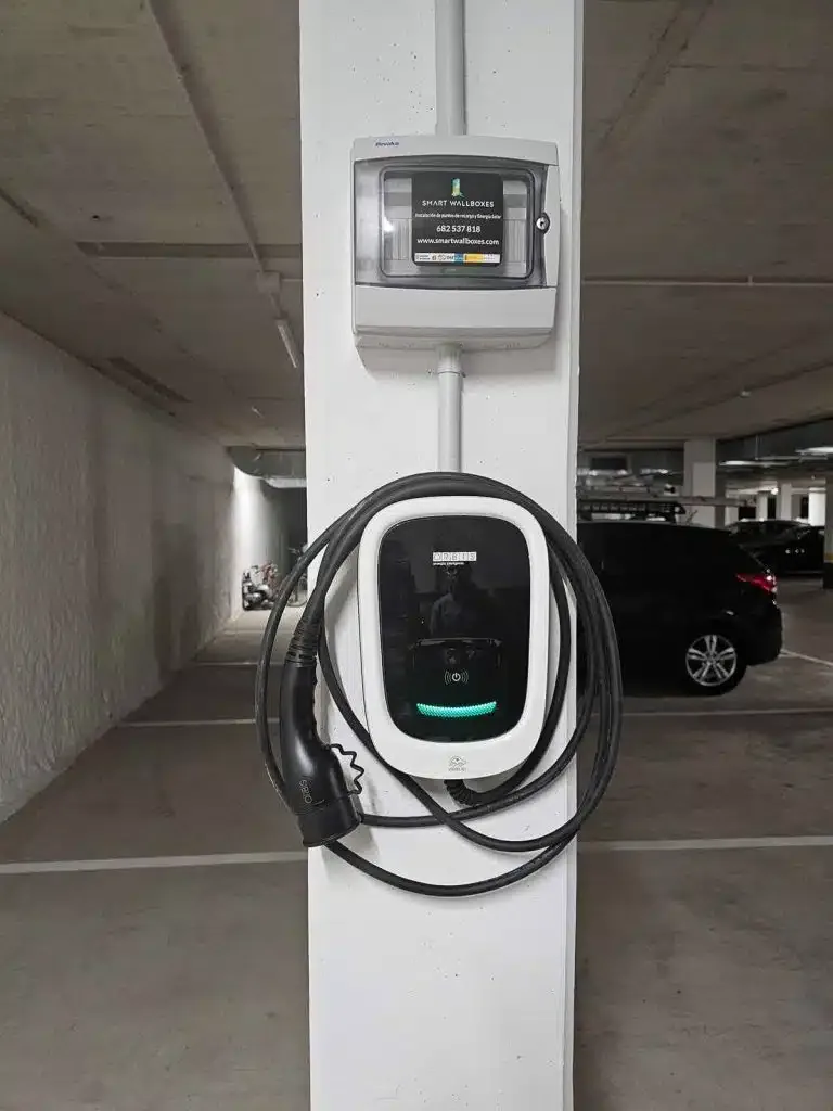 Punto de recarga para coche eléctrico en garaje